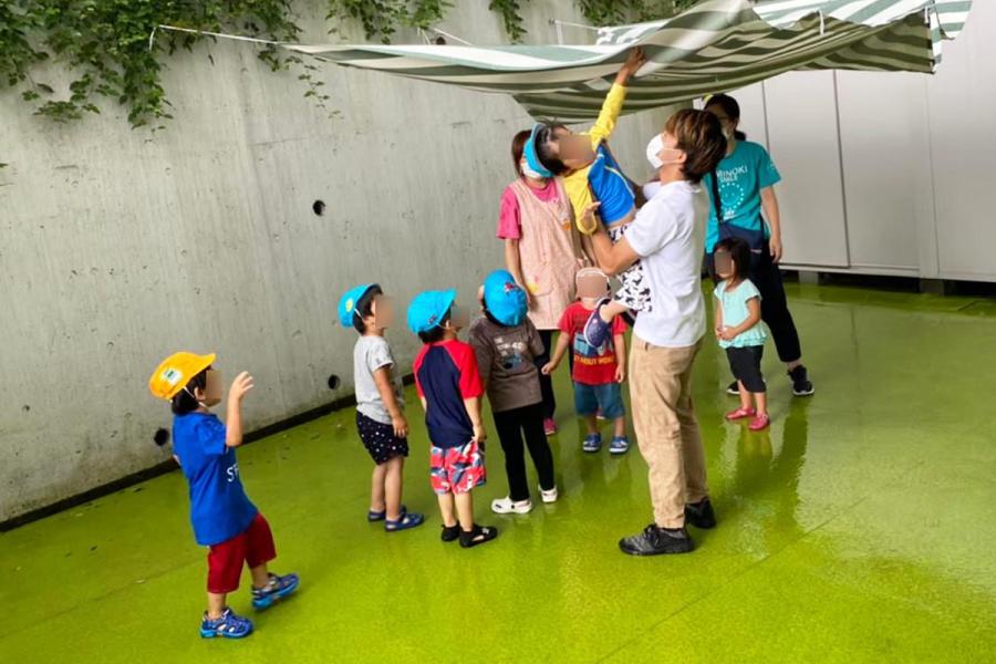 雨を楽しむこどもたち
