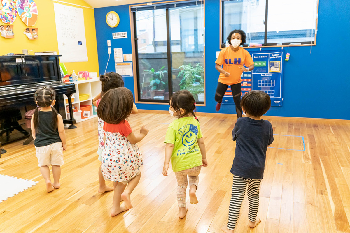 ダンスで思いっきり体を動かす！イングリッシュ・タイムの一コマ