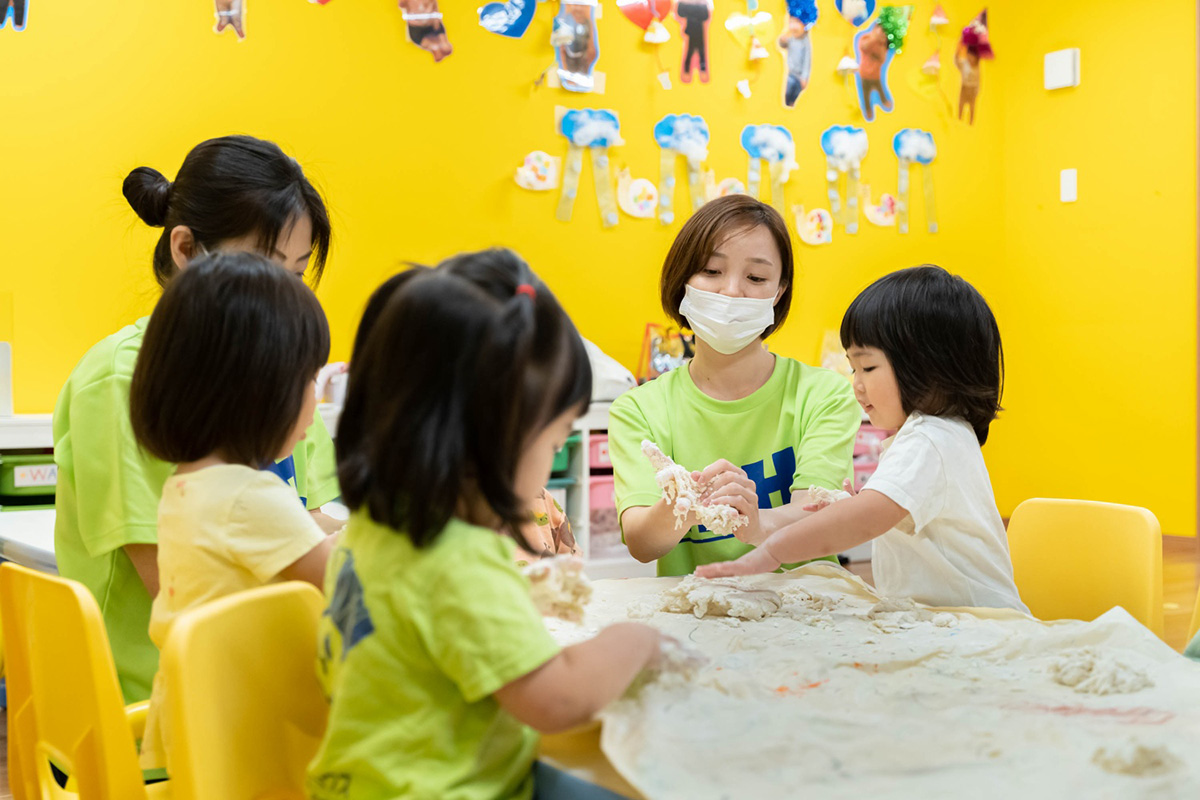 お餅みたい！大好きな小麦粉粘土を好きなだけ使ってコネコネ。