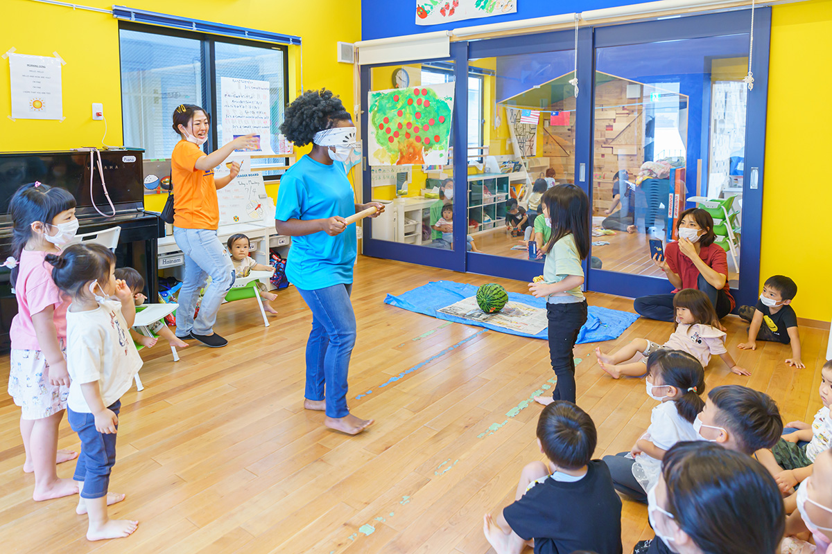 英語講師のラキア先生もスイカ割りに挑戦！日々の生活が異文化交流に。