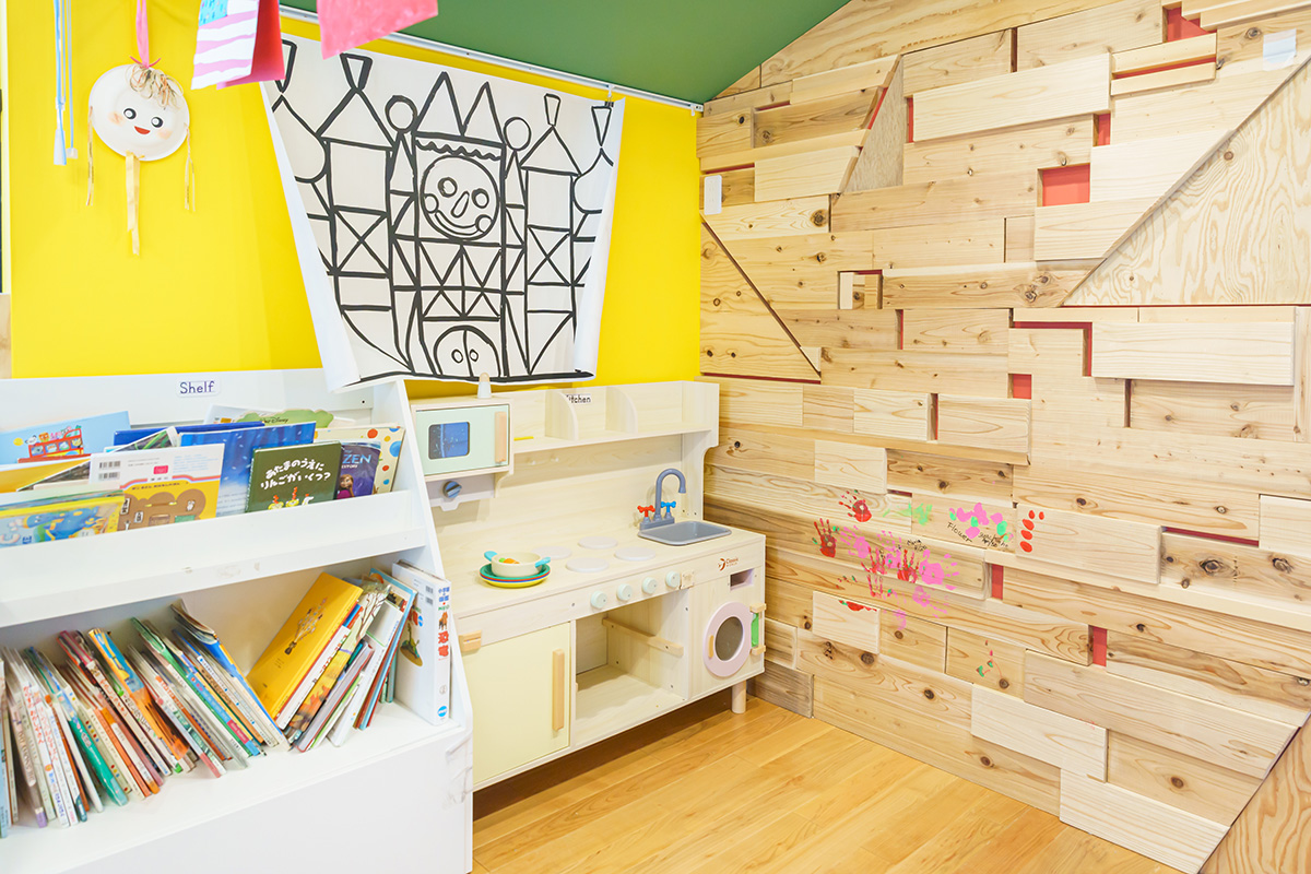 カラフルながらも木のぬくもりが感じられる家庭的な園舎