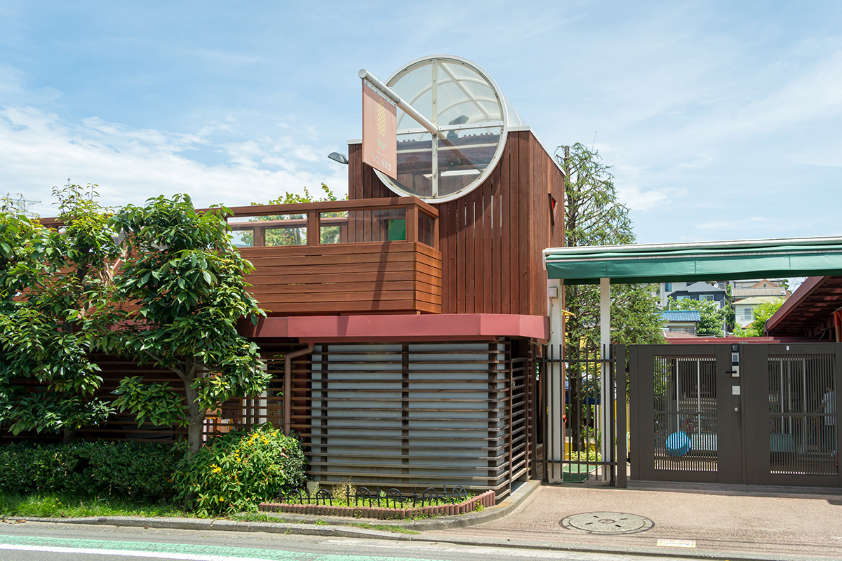 黄色い時計塔が園のシンボル。隣接する自治会館では一時保育も行っている。