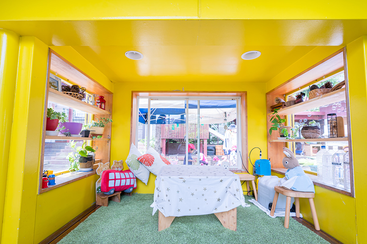 園庭に面したテラスにある雑貨店のような子ども部屋。
