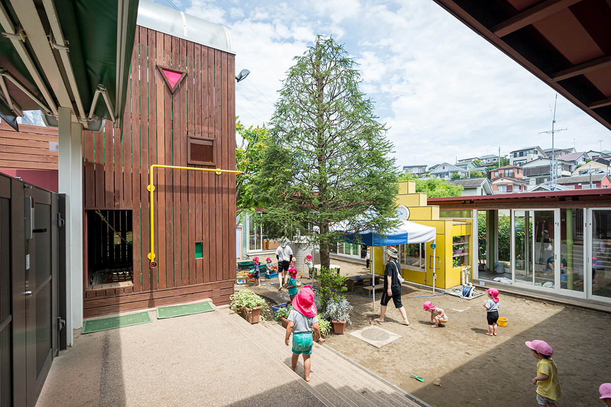 どの保育室も園庭に面している。広い園庭はアスレチックや砂場、小山など表情豊か。