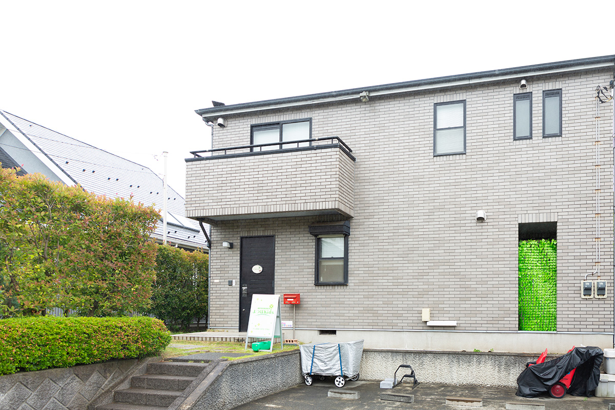 住宅街にある、一見カフェのような戸建ての園舎。