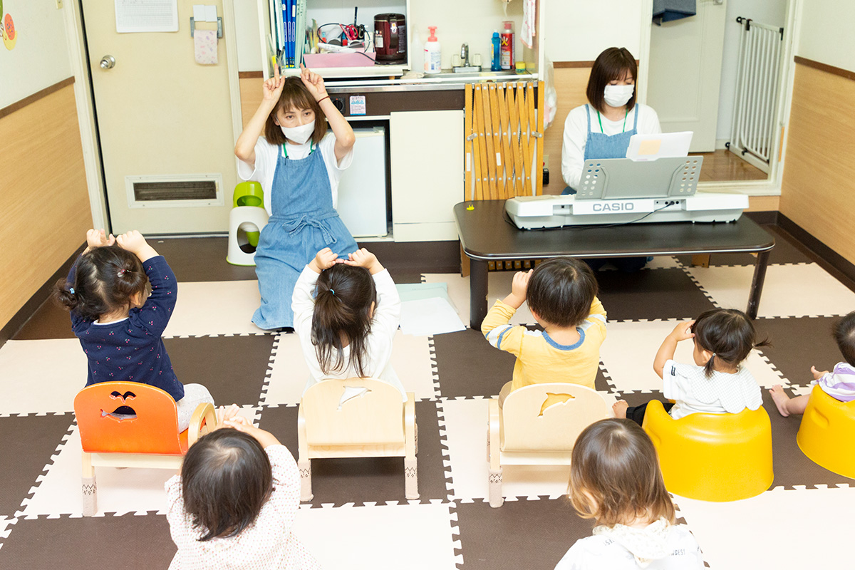 朝の会ではみんな一緒に手遊び歌や絵本を楽しむ。