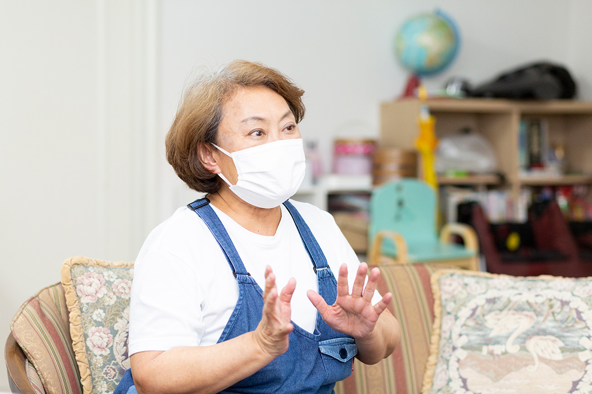 明るく朗らかな代表の早川先生。エプロンは落ち着いた園の雰囲気に合わせて毎年変えるそう。