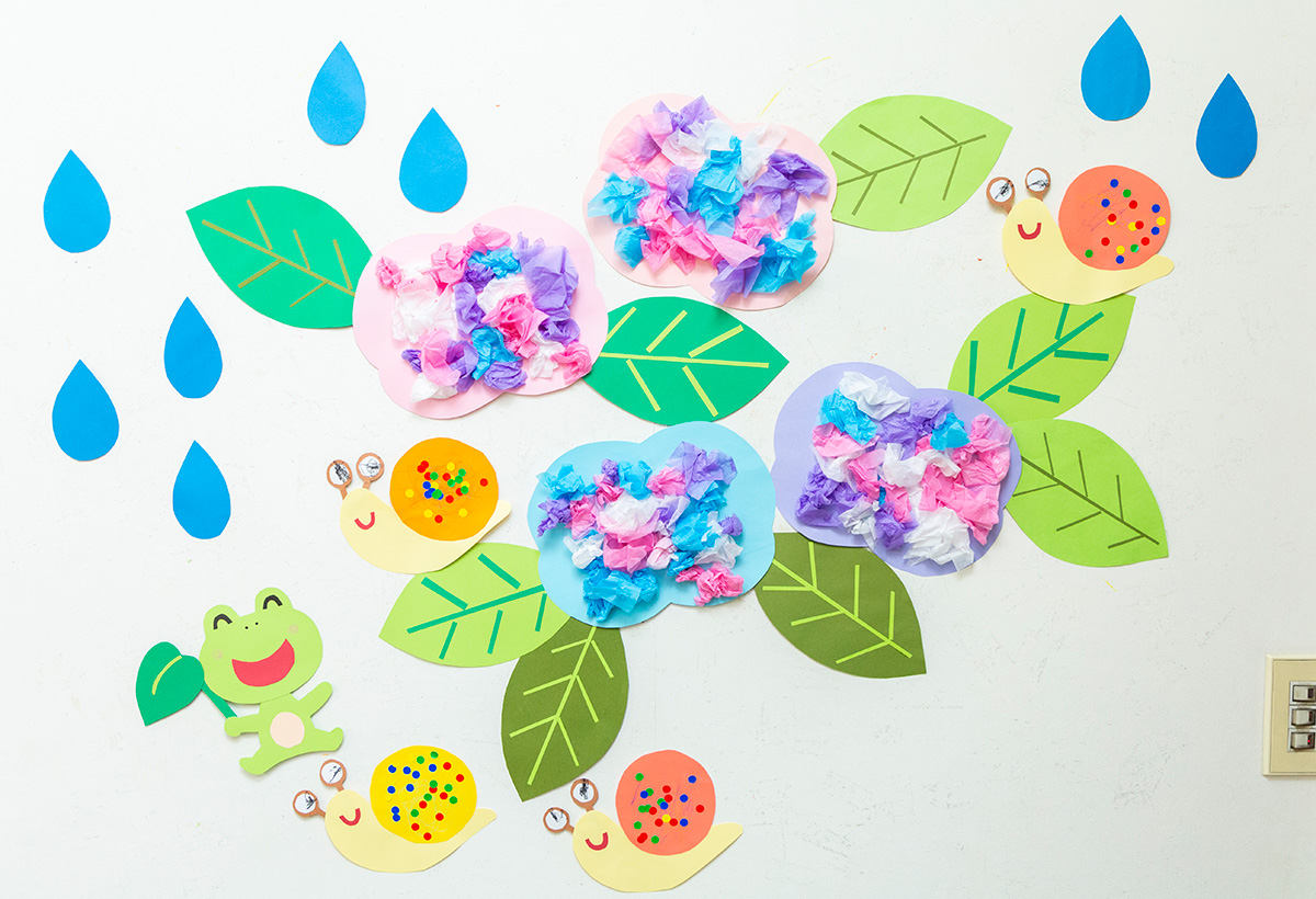 壁面には子どもたちや職員の季節制作が色鮮やかに