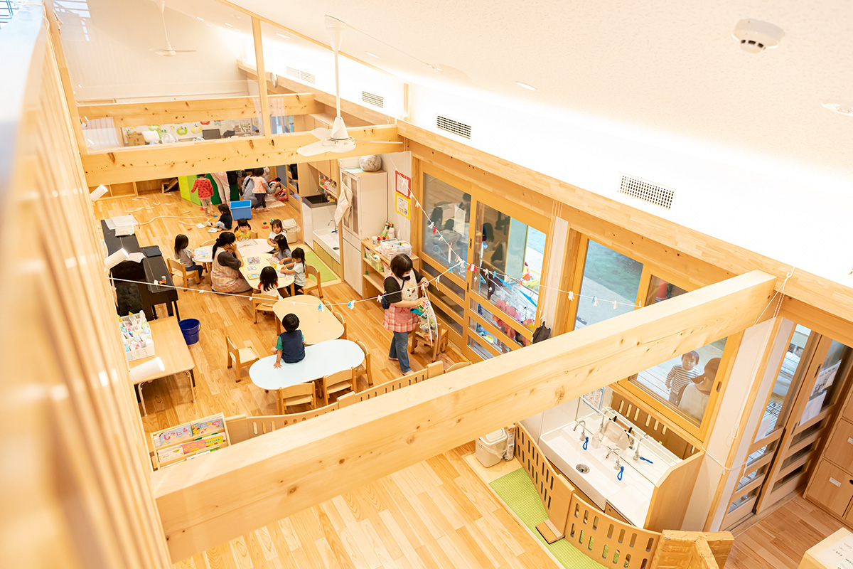 保育棟。吹き抜けの天井と専用庭が開放的