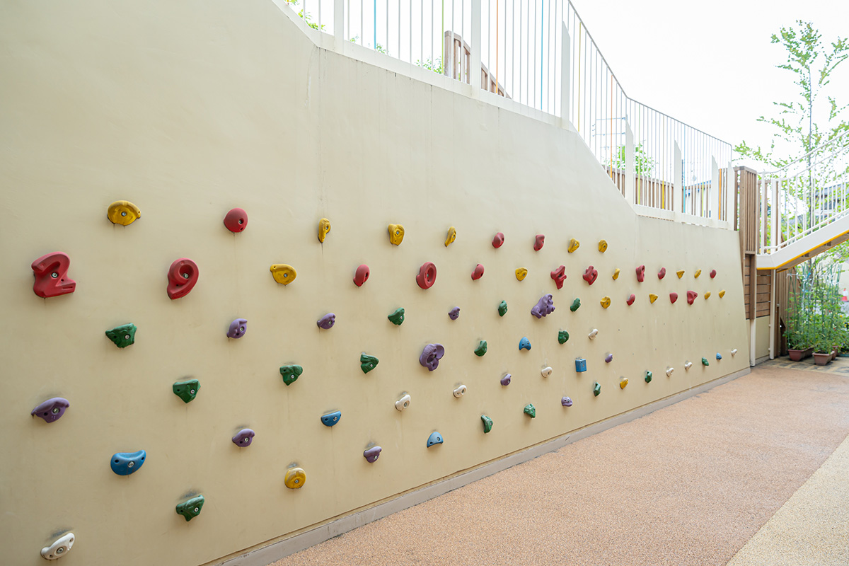 子どもたちに大人気のボルダリング