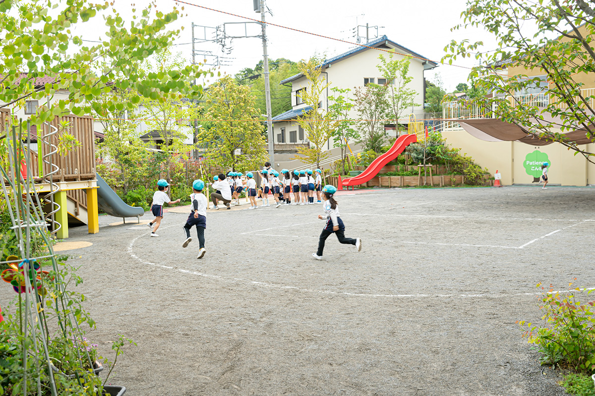園庭開放も大人気。四季折々の植栽が美しい