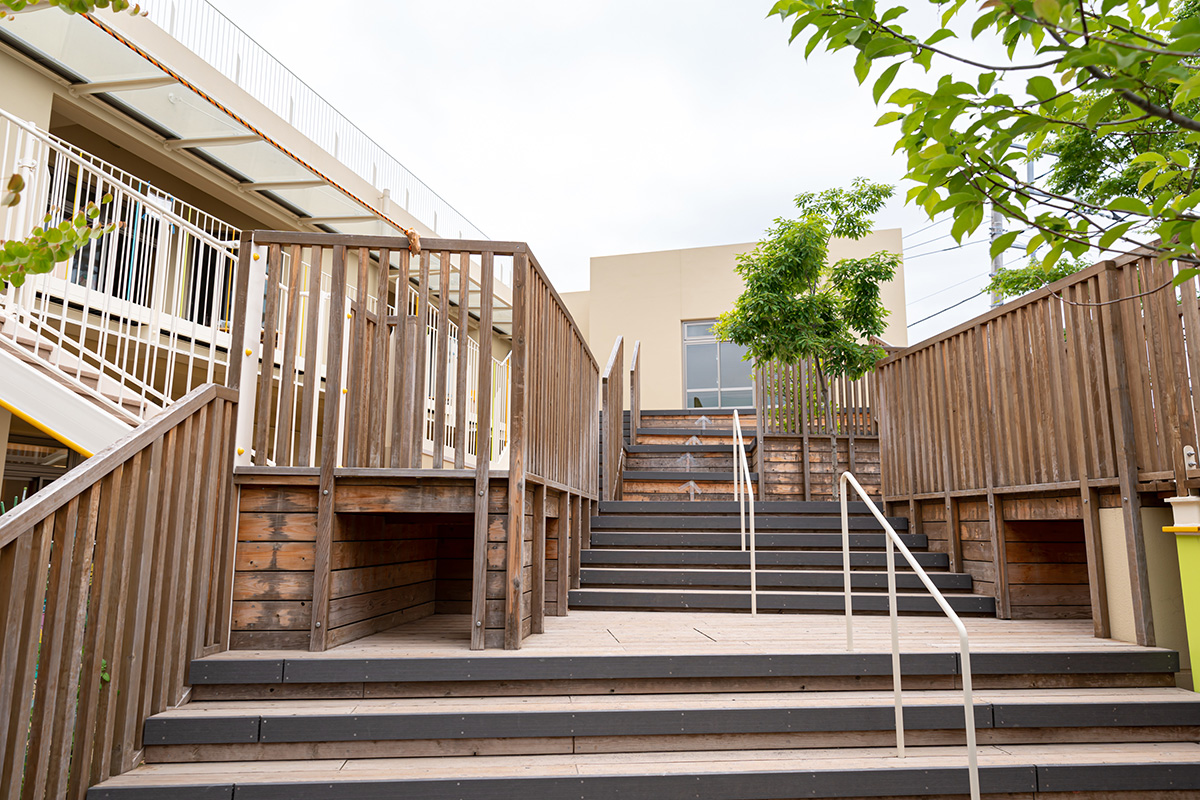 自然と一体化した園庭遊具は子どもと大人の憩いの場。