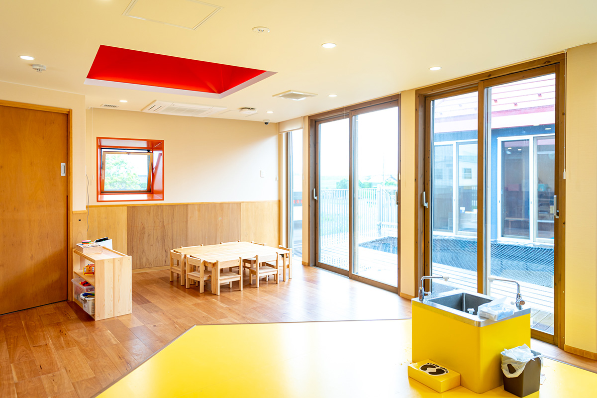 天井窓からはやわらかい光がさしこむ明るい保育室