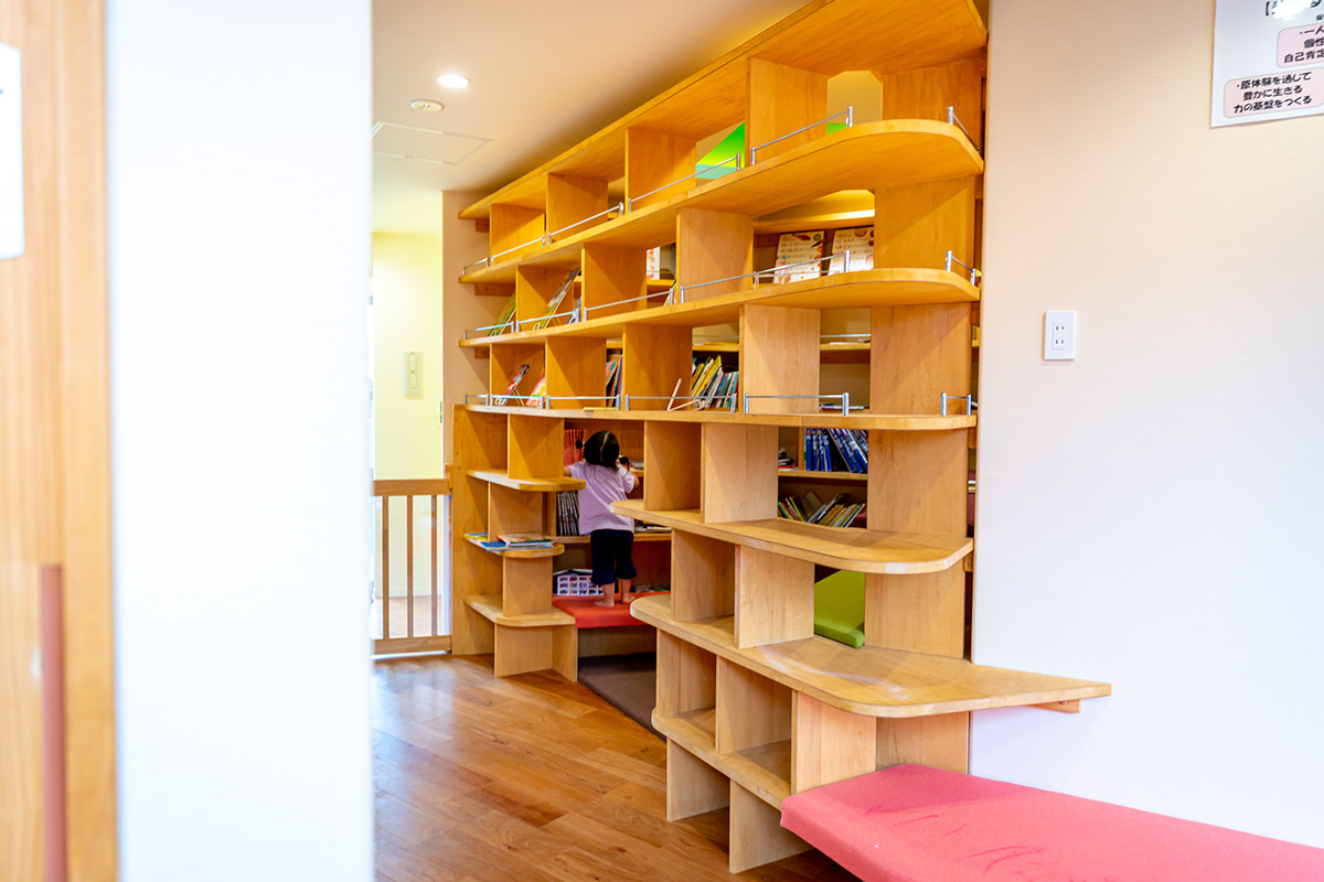 みんな大好き絵本コーナー。中に入ると壁いっぱいにたくさんの絵本とベンチが。