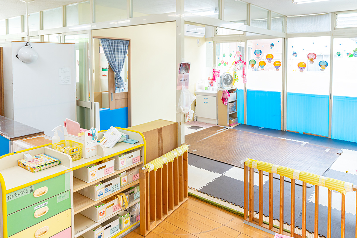 陽ざしがあたたかい、広々とした保育室