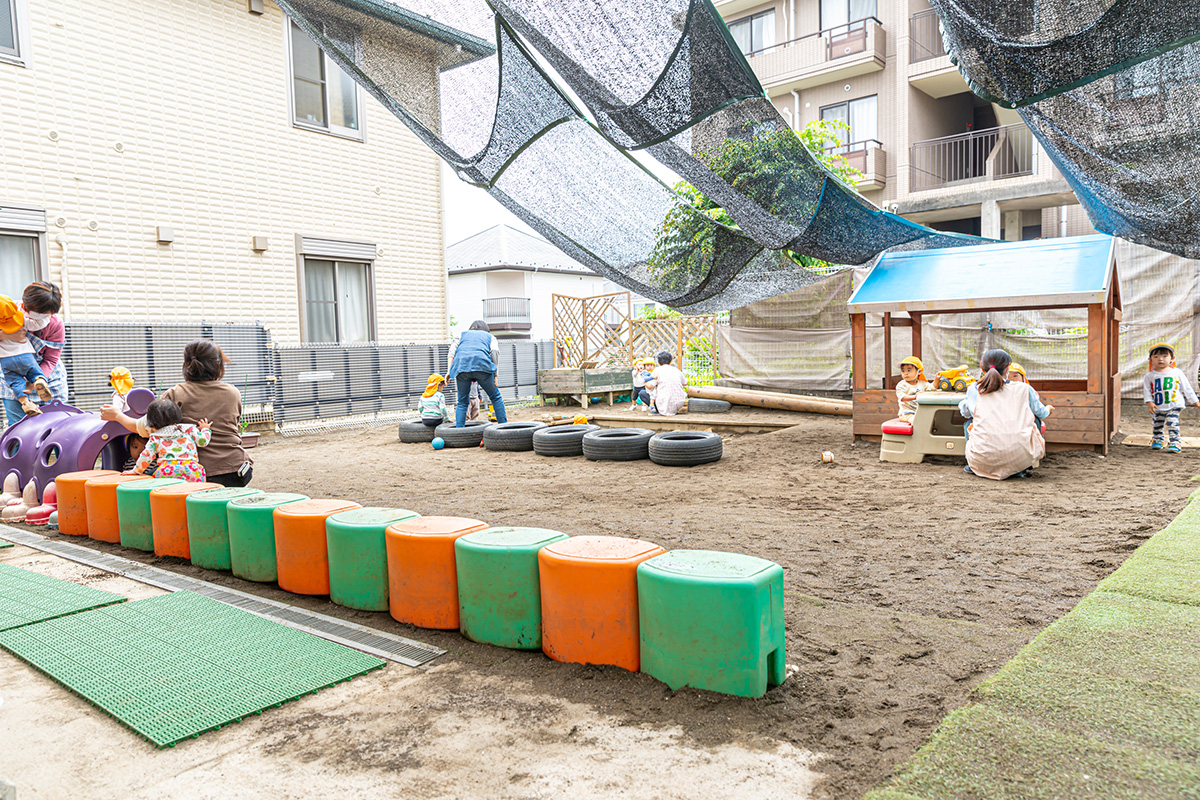 園庭には、砂場やタイヤなど、体を使って遊べる手作り遊具も