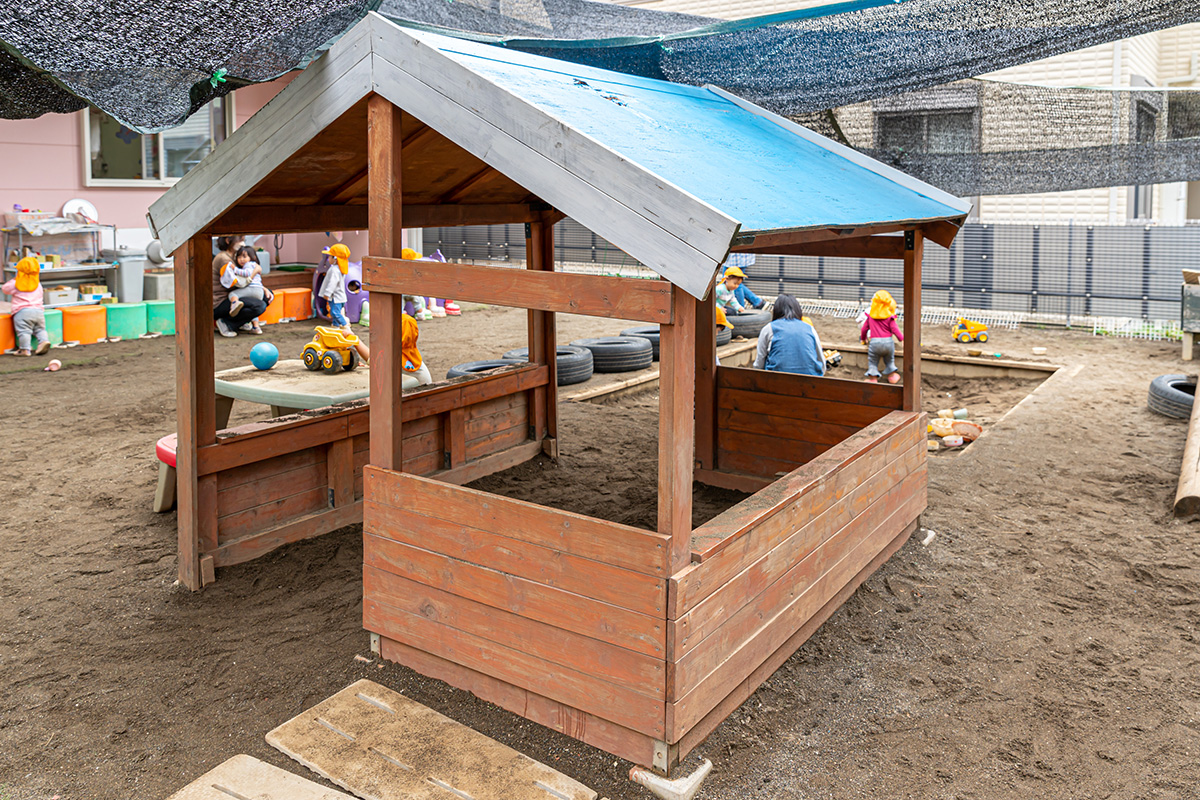 保護者がつくってくれた、あずま屋は子どもたちにも大人気