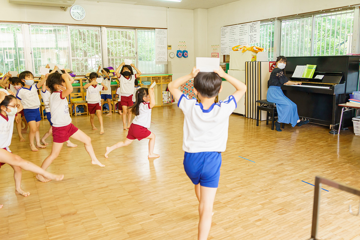 日本で本格的にリトミック教育を広めた岩崎光弘元園長先生の理念を受け継ぐ本格的なカリキュラム。