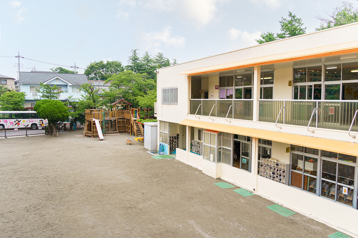 緑に囲まれた広大な園庭と園舎。創立40年以上の歴史を持つ。