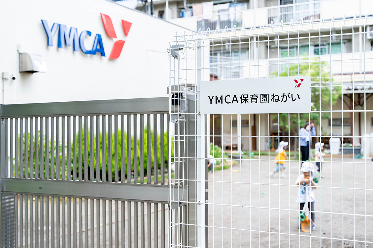 都心の真ん中にありながら緑豊かな環境にめぐまれた園舎