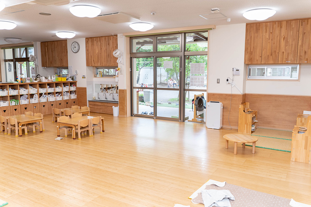 保育室は年齢別に十分な面積を確保している