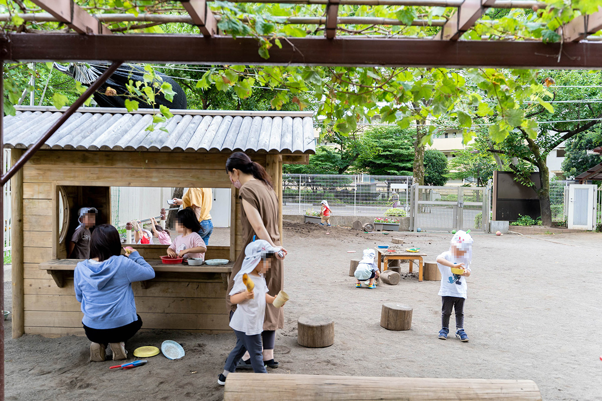 広々とした園庭は、ごっこ遊びがたのしい小屋や小山など表情豊か