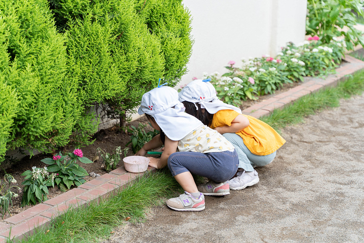 花壇で虫探しをしたり、園庭を走り回ったり。遊びこめる環境が整っている。
