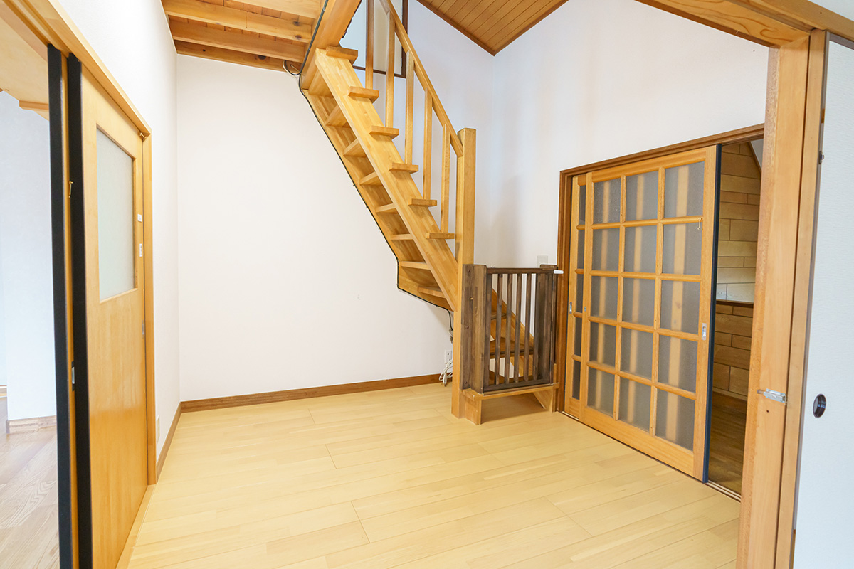 ログハウスのような開放的な玄関ホール。