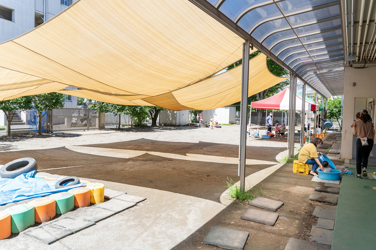 広々とした園庭には、1階保育室のテラスから出入りできる。