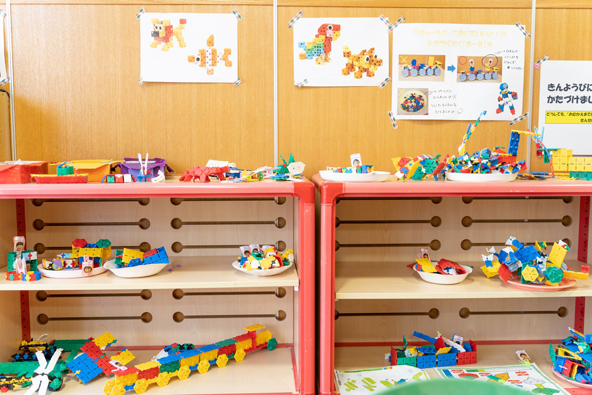 子どもたちの作りかけの作品たちを置いておくスペース。