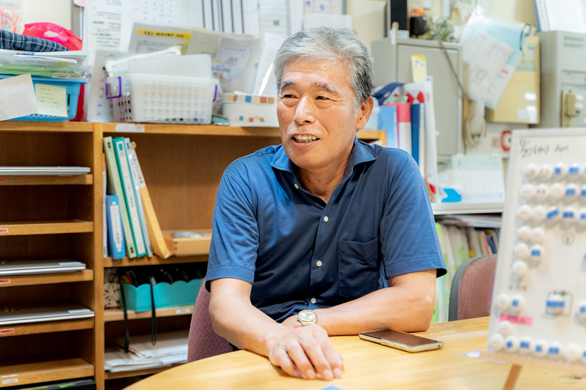 自然が大好き！地域の環境保護や活性化にも尽力する理事長兼園長の富岡先生。