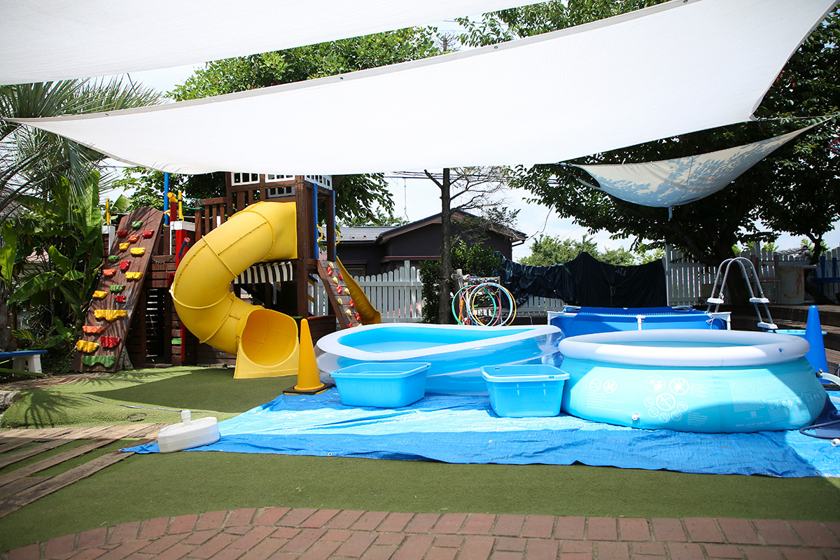 大型遊具と芝生のある広い園庭。夏はプール遊びもできる。