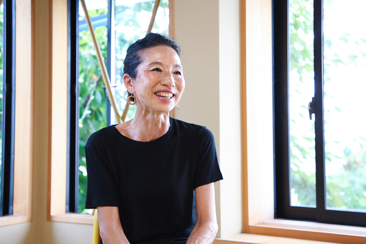 NYで5人の子育てを経験した黒部社長。現在も世界中を飛び回る。