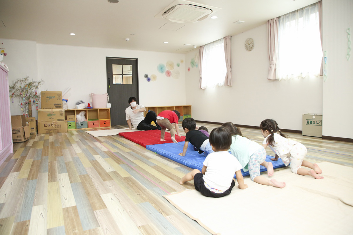 体操や音楽など、就学前教育も視野に保育活動の中に無理なく取り入れている