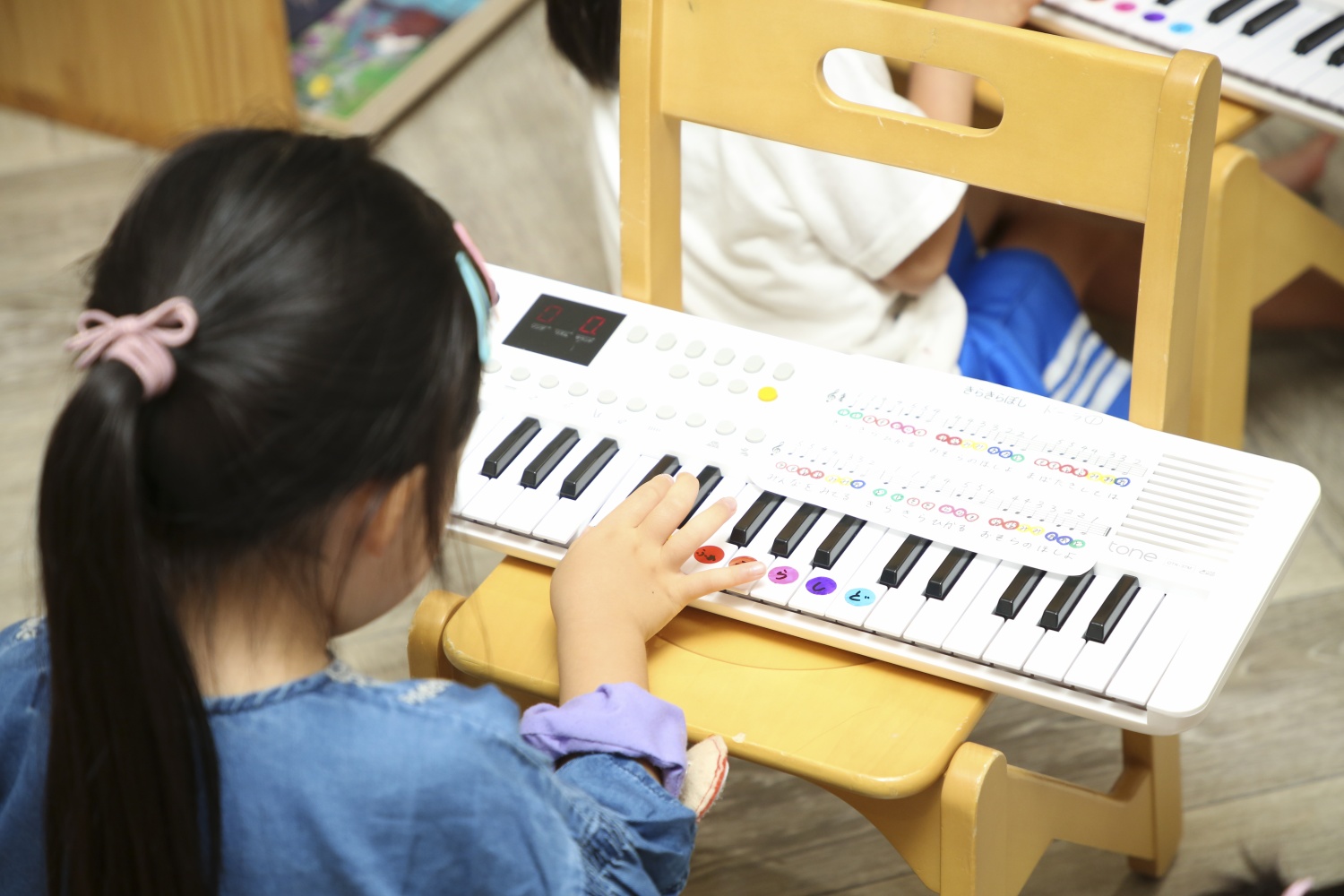 体操や音楽など、就学前教育も視野に保育活動の中に無理なく取り入れている