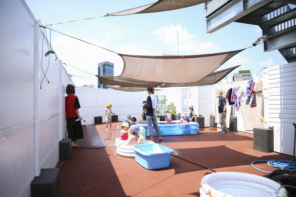 野菜を育てたり、夏にはプール遊びをしたりと、青空の下のびのびすごせる屋上園庭