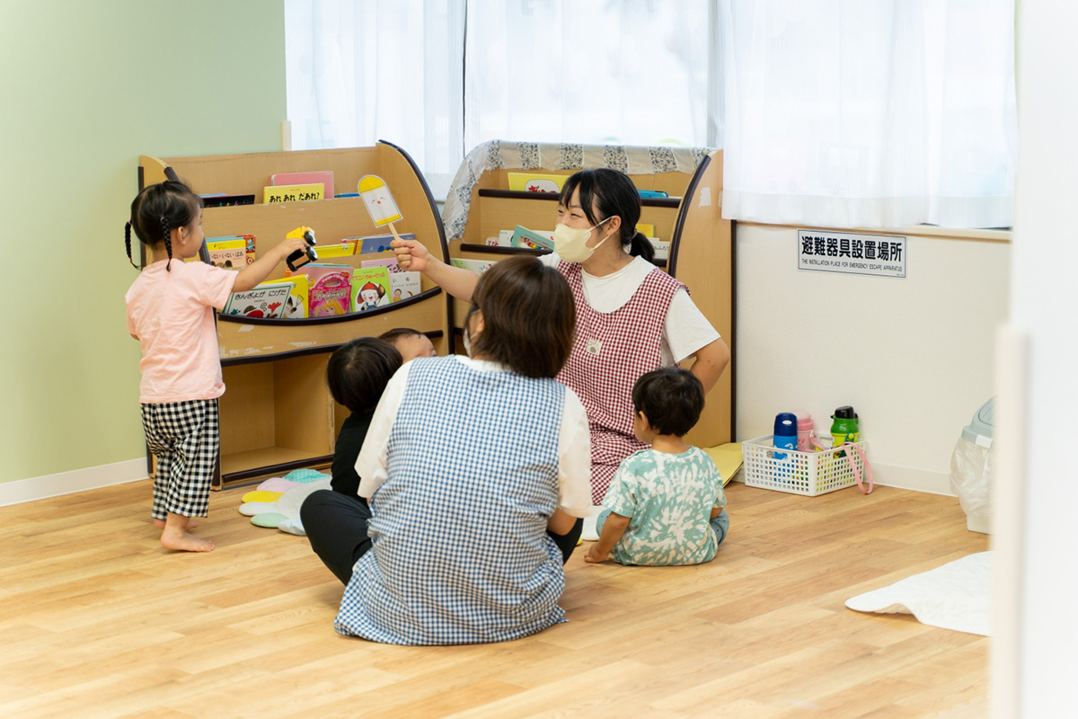 0,1,2歳は特に成長が著しい時期。発達に合わせて絵本や玩具など、職員間で話し合いながら環境を整えている。