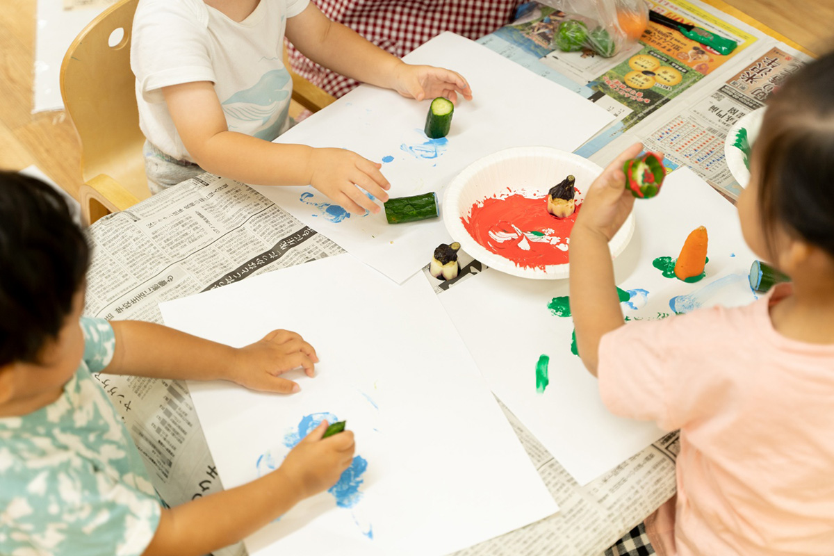 アートの時間は日頃の保育活動の中でもたくさん取り入れている。この日はお野菜スタンプを使った作品づくり。