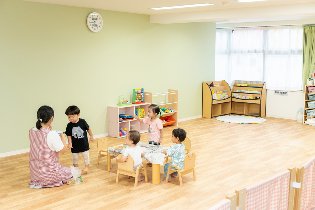 自然光あふれる広い保育室。雨の日ものびのび身体を動かして遊ぶことができる。