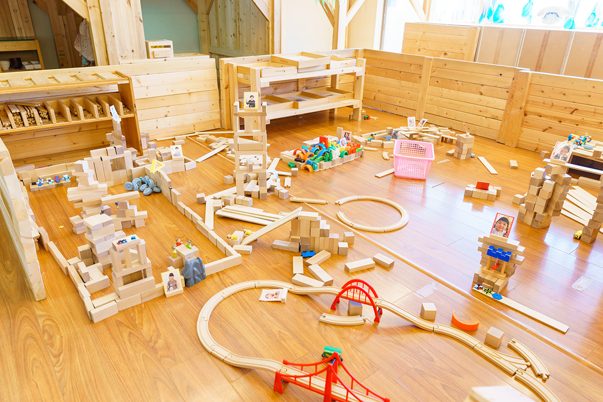 子どもが作り途中の作品は１週間保存。いつでも好きな時に続きを作ることができる。