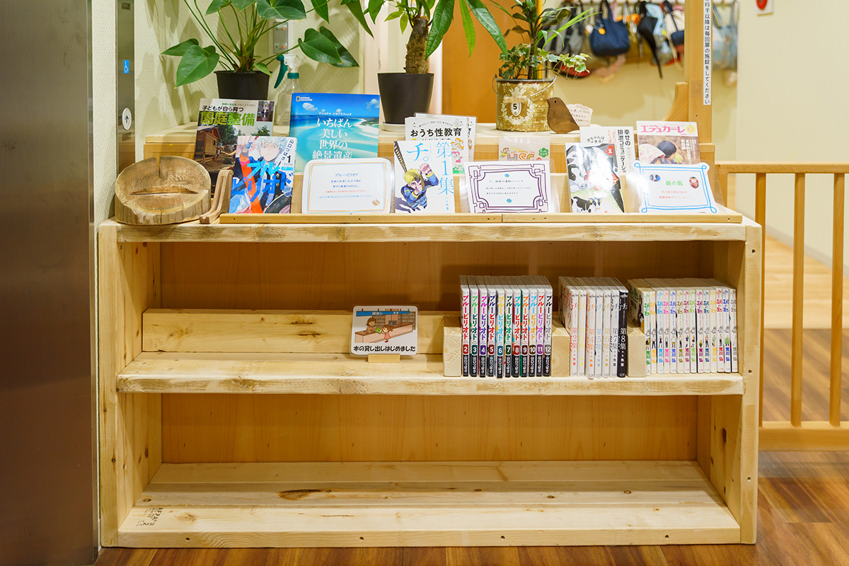 本の貸し出しコーナーには、子育てに役立つ本だけではなく、園長おすすめのマンガも！