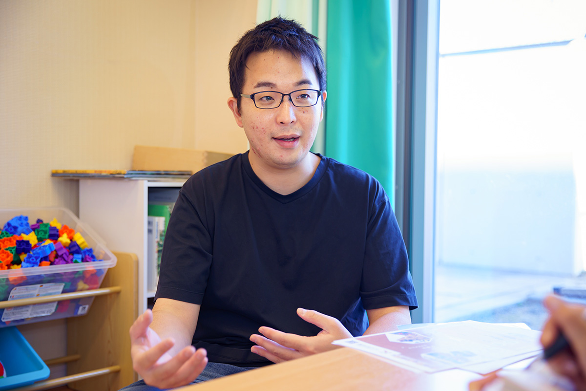 「子どもが自分たちで考えて生活できるような保育ができたら最高ですね！」と語る、茂澤園長先生。