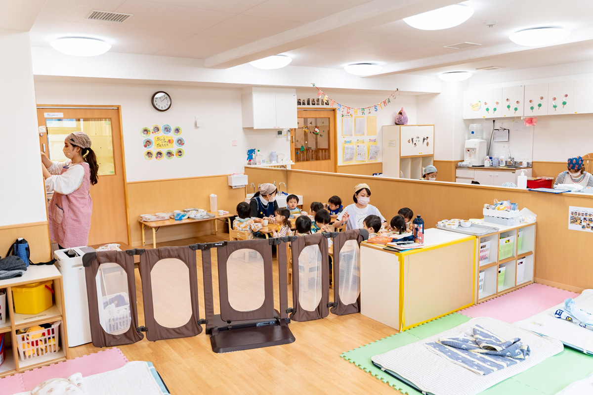 保育室は広いので「遊ぶ」「食べる」「寝る」空間をしっかり分けて活動することができる