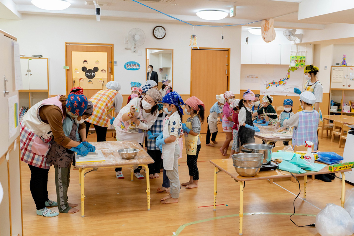 クッキングでうどん作りに挑戦！感染対策に十分気を付けながら。食育も大切な保育の一部