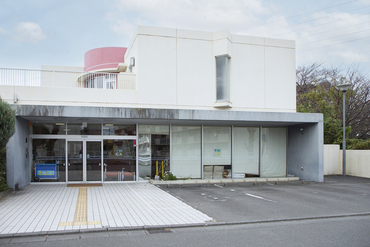 園舎前のスペースも広々空間。2021年には幼保連携型認定こども園に移行