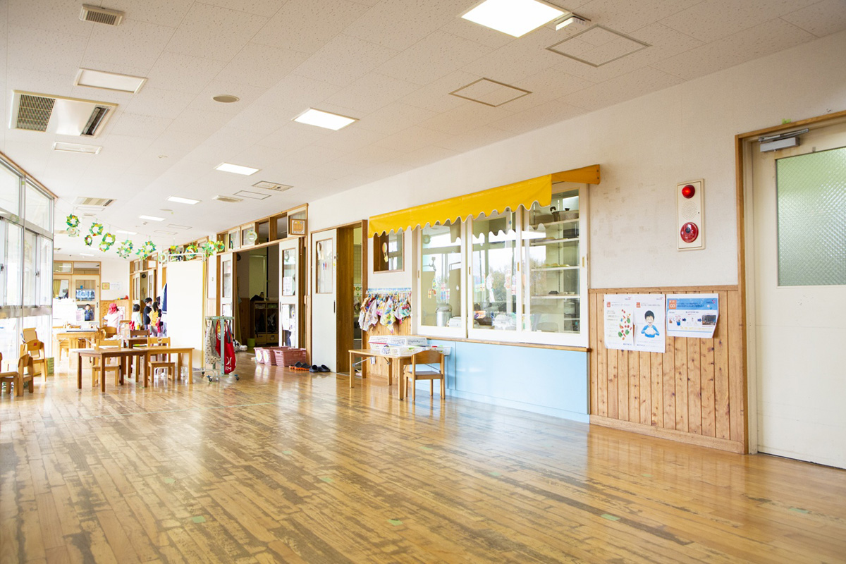 お店屋さんのようなオーニングが特徴的な給食室はオープンキッチンは子どもたちが大好きな場所