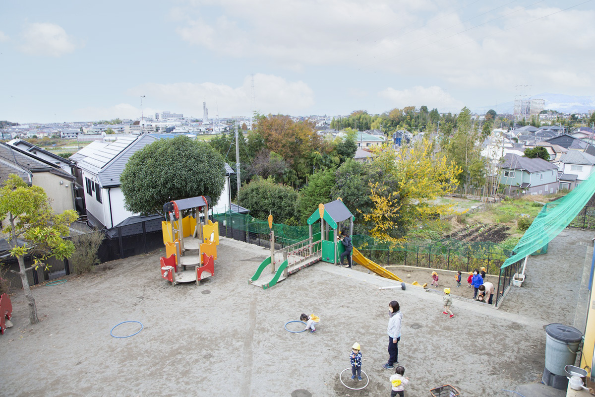 遠くの山々を望める表情豊かな園庭は、小さい子どもたちも安心して遊べる工夫がいっぱい
