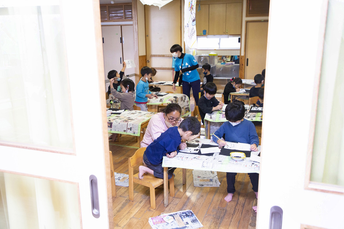 地域のボランティアさんによる習字の時間。スポーツや教育文化事業などYMCAならでは、多彩な事業との連携も心強い