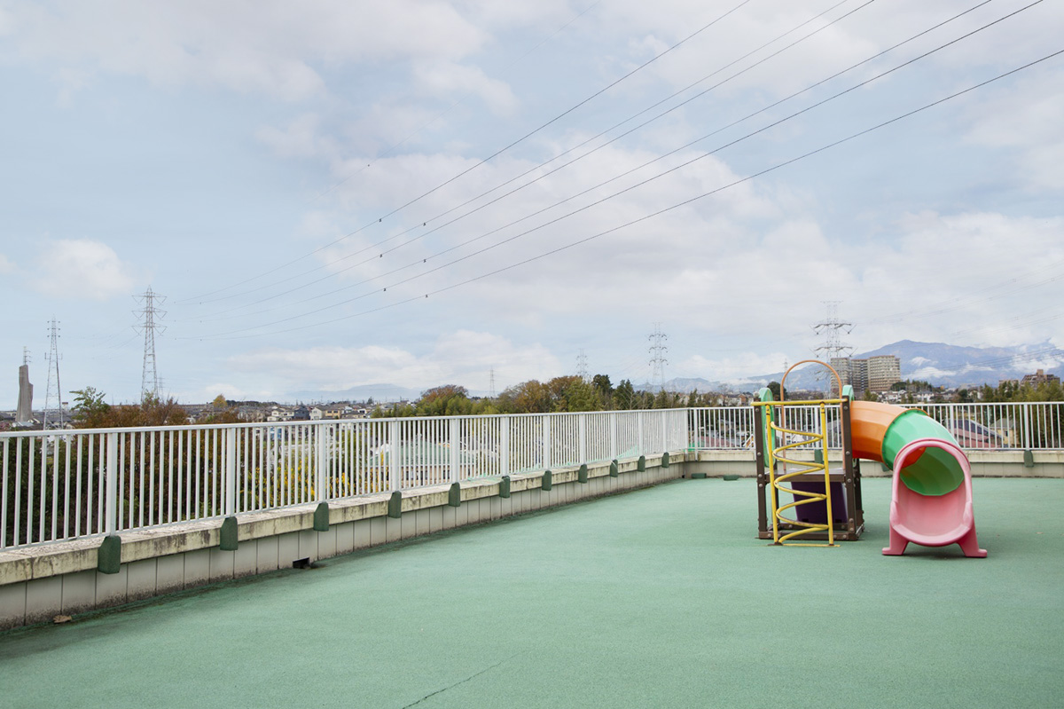 裸足で過ごせる屋上園庭。夏にはプール遊びも楽しめる