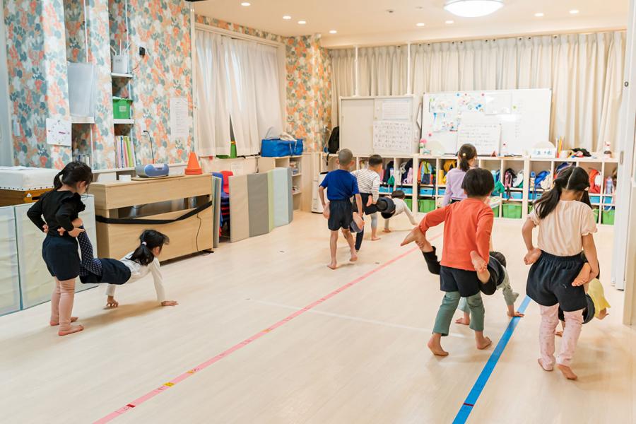 手押し車をする子ども達